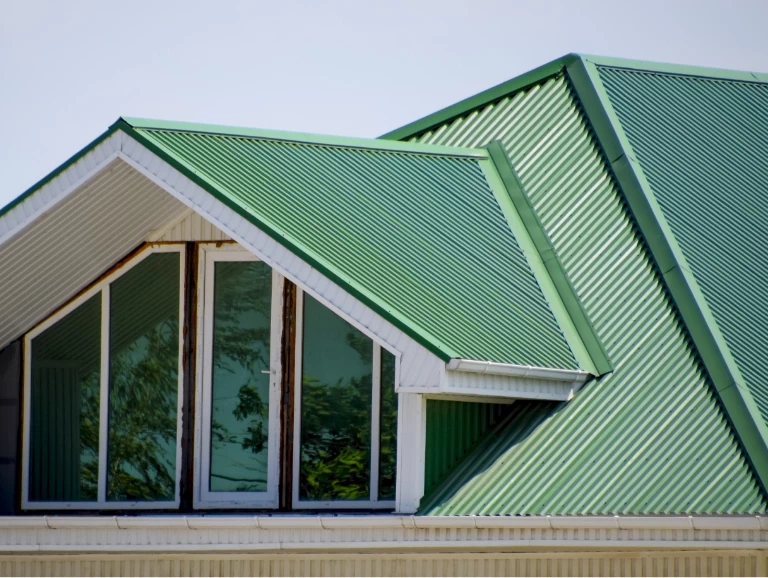 Blachy trapezowe na skośnym dachu