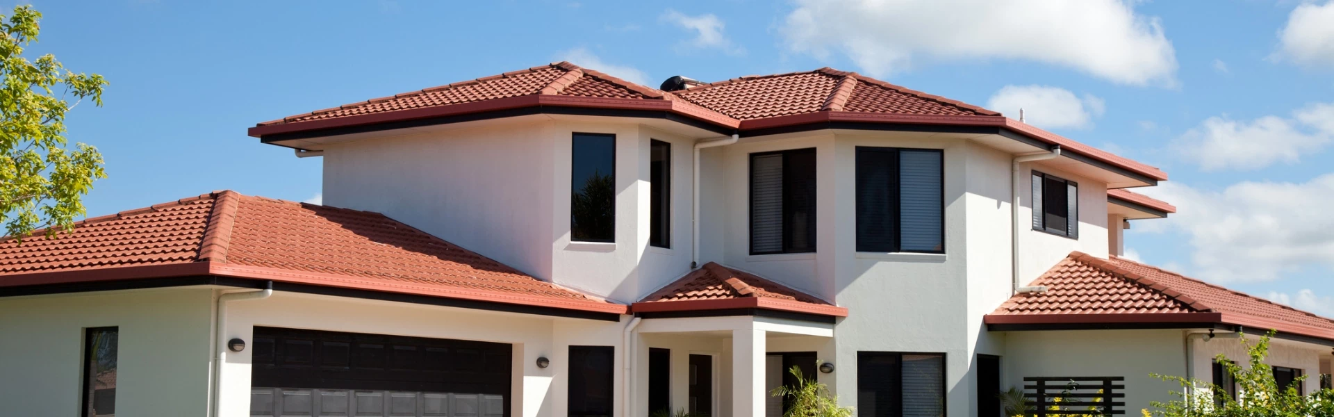 jasny dom z czerwonym dachem