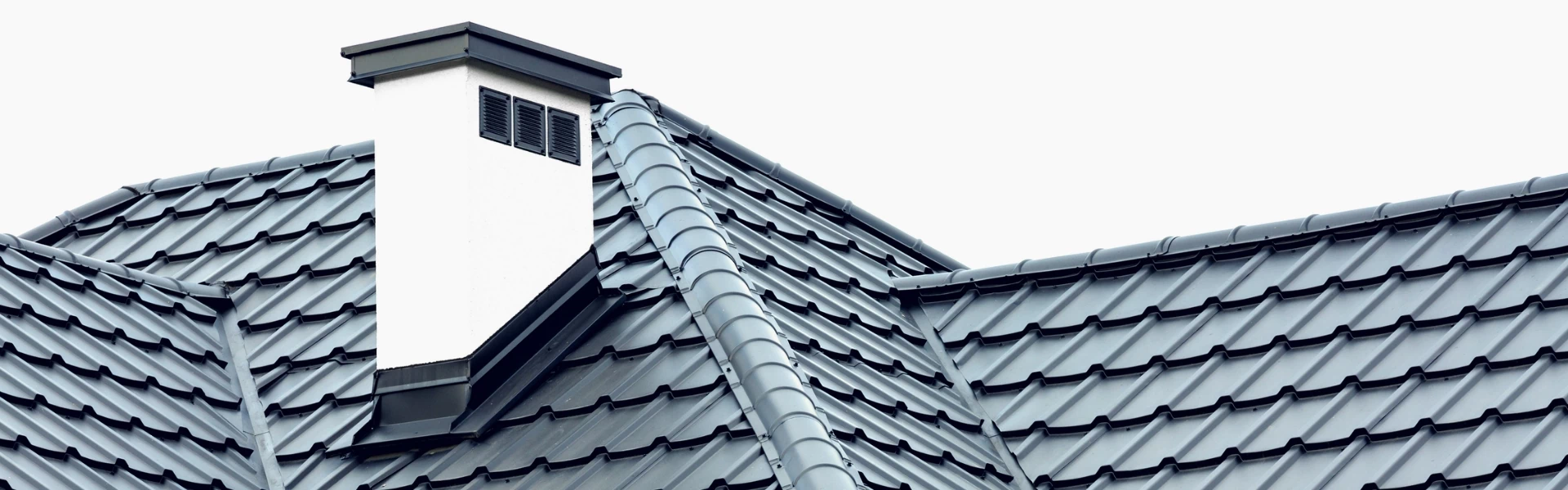 dekarz układający dachówke